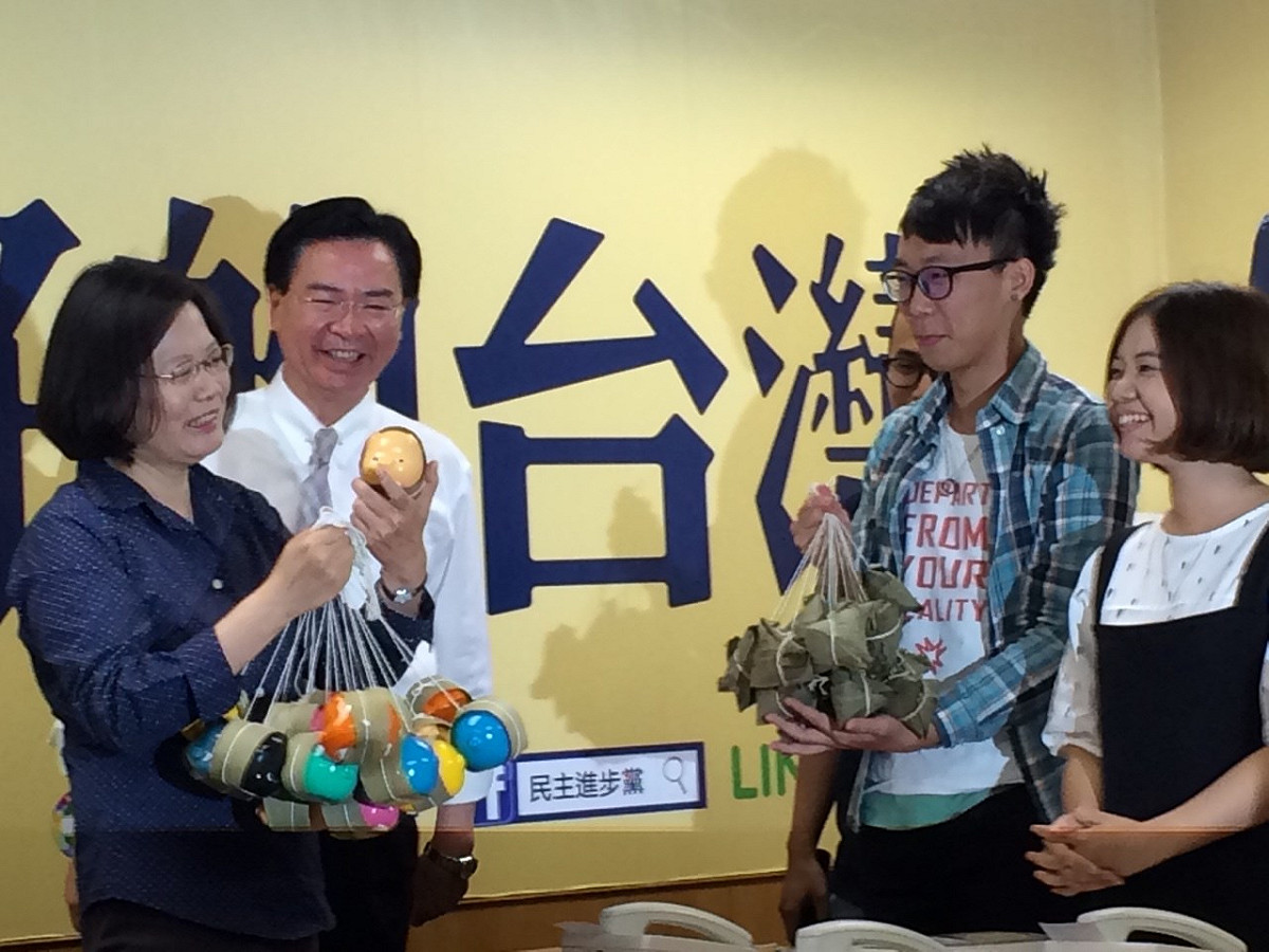 蔡英文接下撲滿粽，開玩笑說「應該大一點比較好」。圖：符芳碩/攝