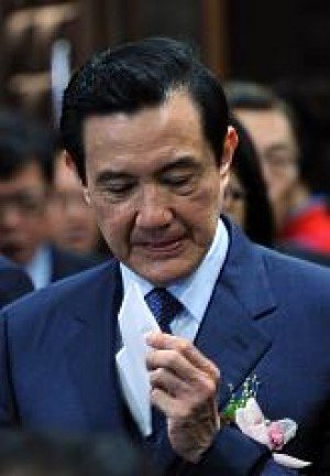 在政治面評價上，民眾對馬總統及執政黨評價持續低迷。55.2%的民眾表示不信任馬總統，更有將近7成(68.8%)的民眾不滿意馬總統執政，使馬總統執政滿意度在2個月以內2度降至2008年就任以來新低(7月上旬爆發林益世弊案) 圖片來源:中央社