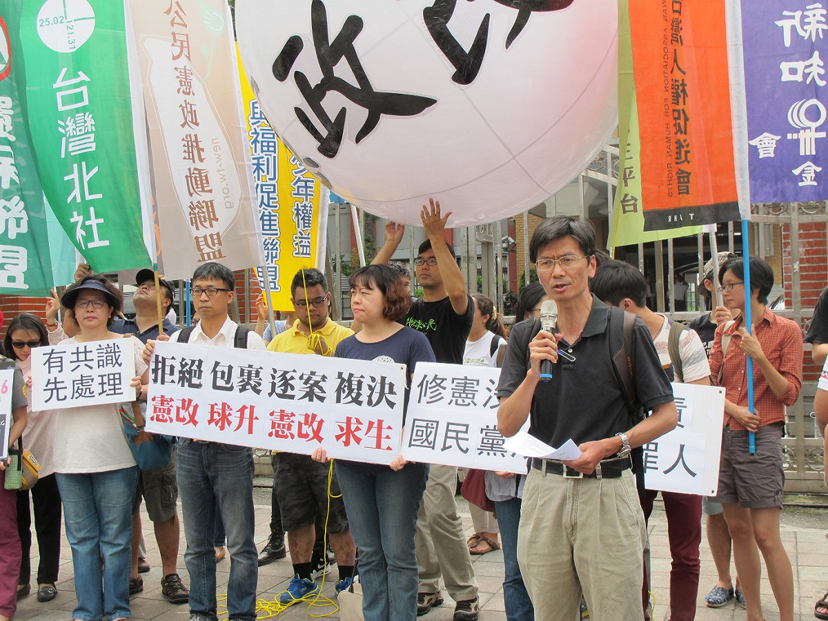 公民團體15日上午在立法院門前呼籲通過18歲公民權修憲案，個別議題個別處理，別用不在籍投票綁架。圖：林朝億/攝