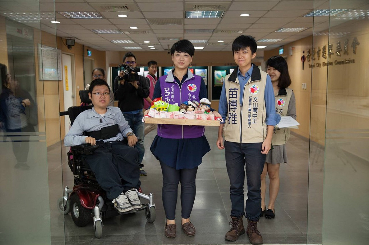 綠社盟立委參選人呂欣潔、苗博雅23日赴選委會登記參選。圖：綠社盟提供