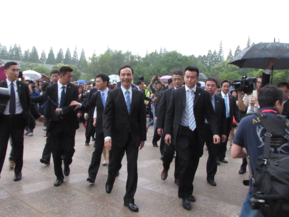 朱立倫離去時，有大批學生及民眾在後頭追趕、拍照。圖：邱珮文/攝