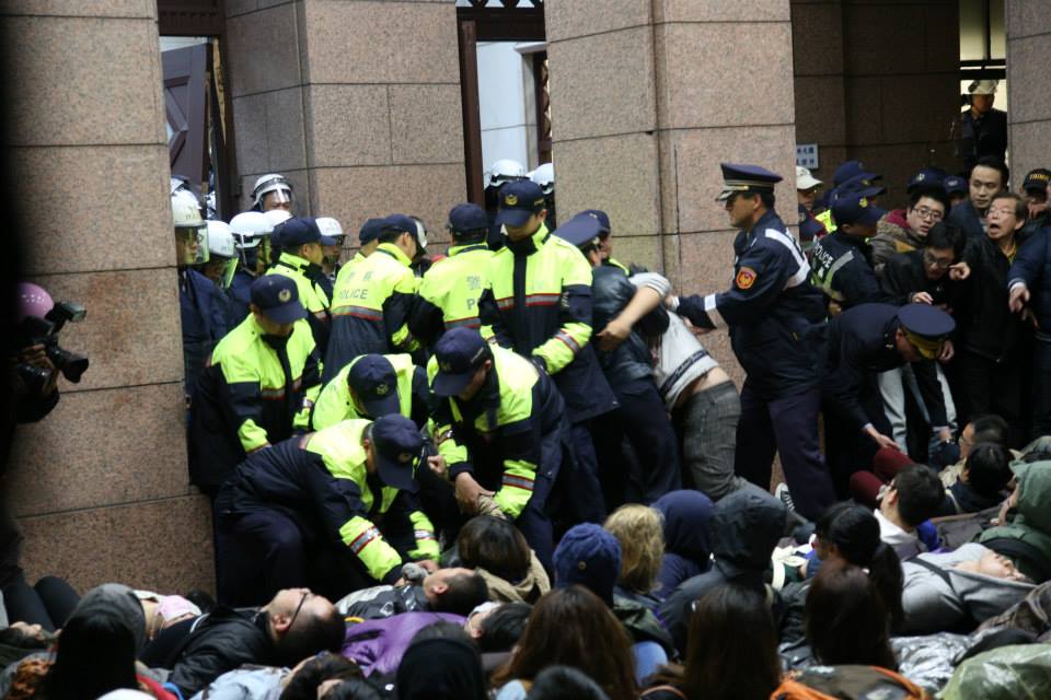 行政院今(18)日針對太陽花學運滿一週年表示，「雖然曾經歷過風雨，但我們永遠是一家人」。圖：新頭殼資料照片