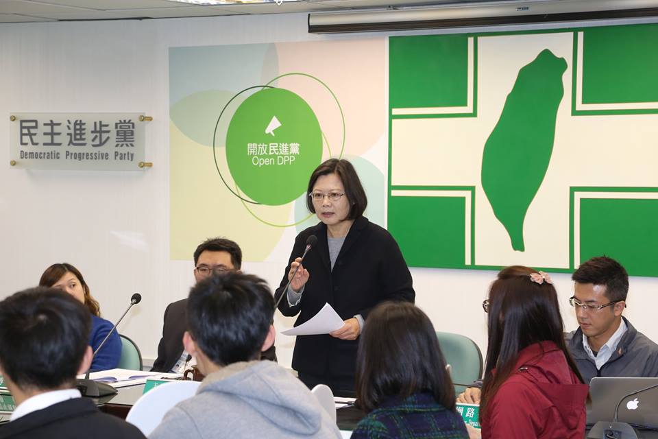 對於2016總統立委合併選舉問題，民進黨主席蔡英文2日上午受訪時表示，國民黨應該先釐清自己的立場，告訴社會大眾為什麼在立場上不一致。圖：林雨佑/攝