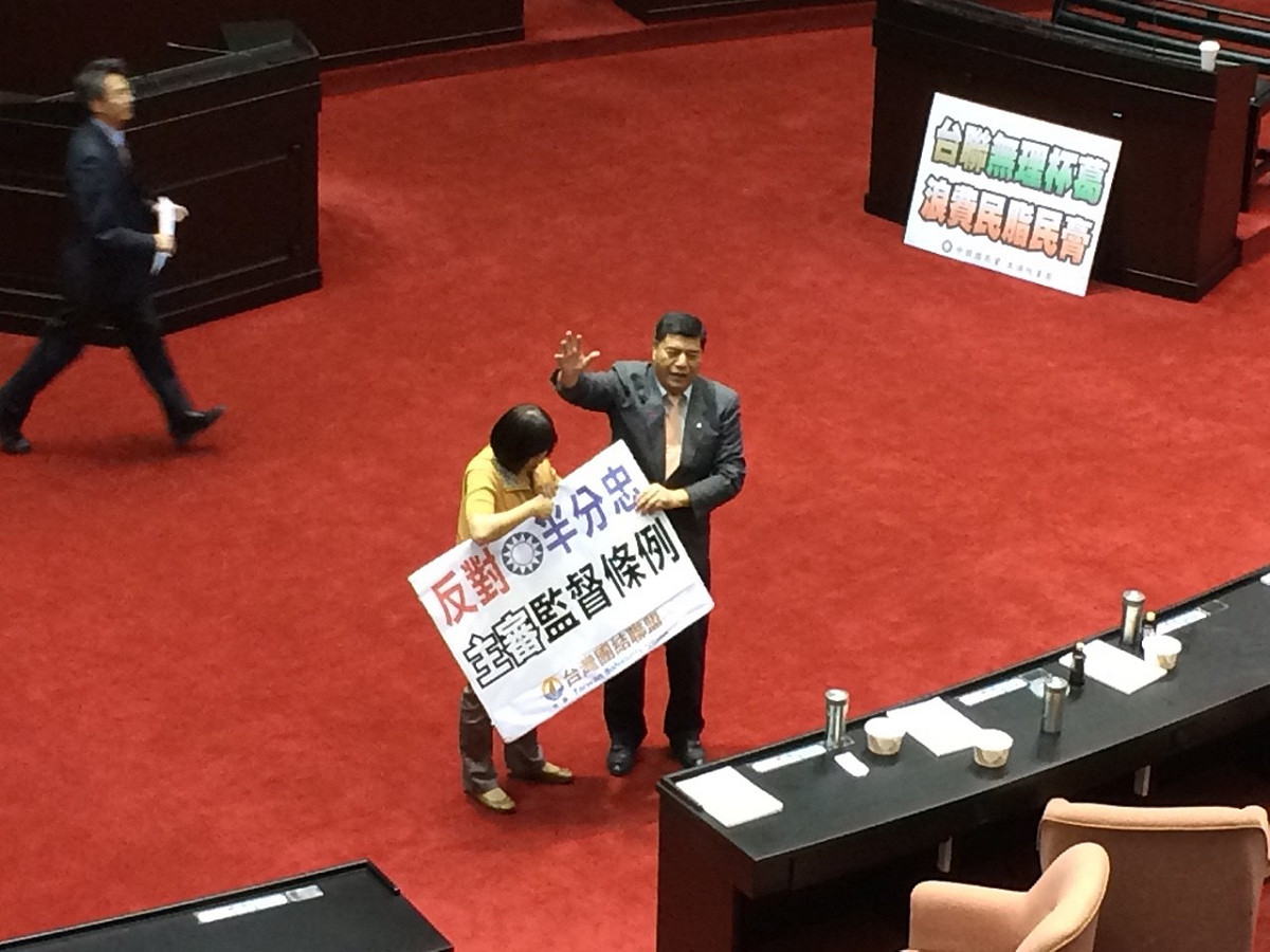 會議結束後，張慶忠上前向周倪安表示，《兩岸監督協議》將由邱文彥主審，希望台聯不要再誤會了，也請台聯收回「半分忠」看板。圖：符芳碩/攝