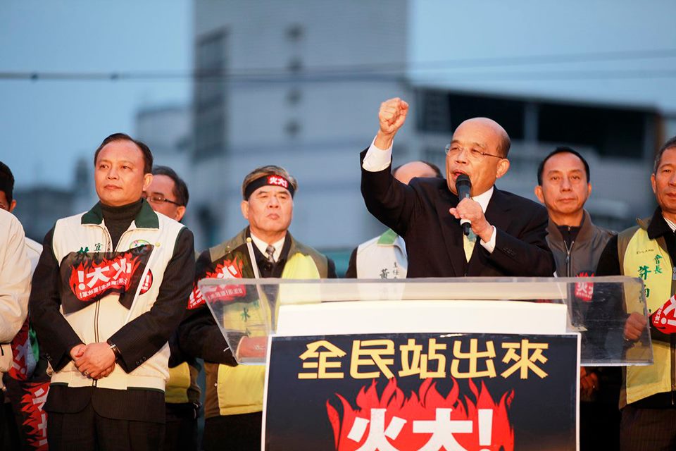 民進黨主席蘇貞昌指出，這一年來物價飛漲、經濟衰退、人民痛苦，很多問題都是馬政府自己製造出來的；他表示，民進黨雖然是在野黨，雖然沒有資源，「民進黨願意與他共同承擔」，希望馬總統在新的一年用新的態度，不要再拒絕召開國是會議。圖片來源:蘇貞昌臉書粉絲團