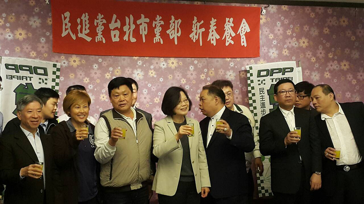 蔡英文今(15)天受訪時否認訪美被拒，強調行程都還沒有定下來，希望媒體報導時，還是要查證一下。圖：民進黨提供