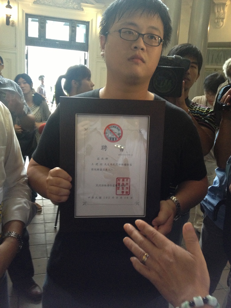 民間推動廢除監察院聯盟16日，到監察院踢館，拿聘書邀請院長王建煊擔任召集人，一起廢除監察院。圖：施懿倫/攝影