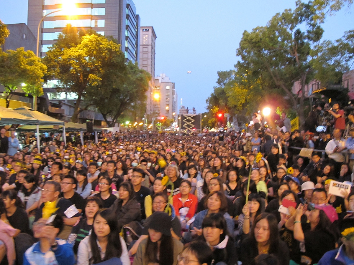 今晚6時許，數萬民眾已經擠爆濟南路，迎接太陽花學運同志退出議場。圖2之1：林朝億/攝