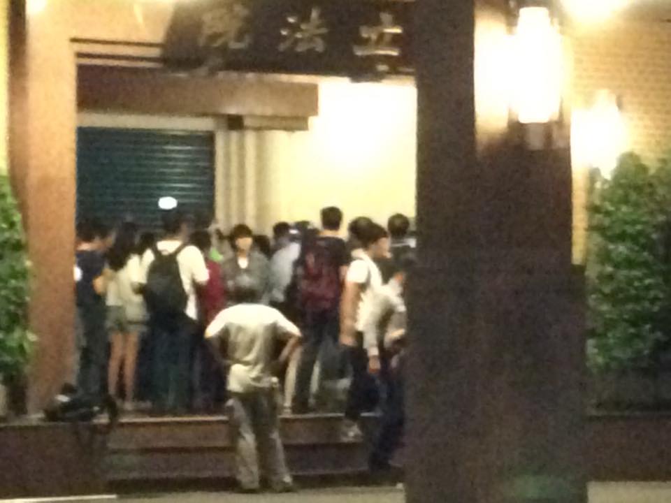 反馬習會民眾7日晚間11點自凱道被警方驅離之後 重新集結重回立院。圖：楊淳卉/攝