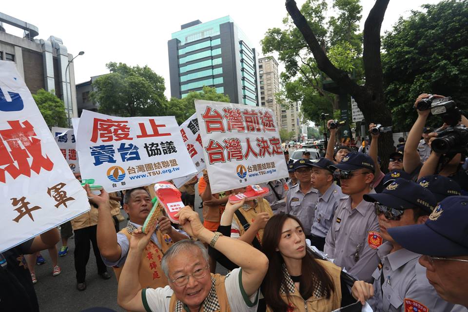 台聯組織部主任蔡豐文等人高喊「馬賣台、朱投共」口號，對陸委會丟拖鞋抗議。圖：林雨佑/攝