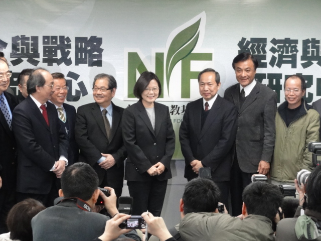 蔡英文與吳乃仁在民進黨智庫接待駐台使節，除了強調智庫的務實走向，也再次重申智庫與中國對話的可能。資料照片：王鼎鈞