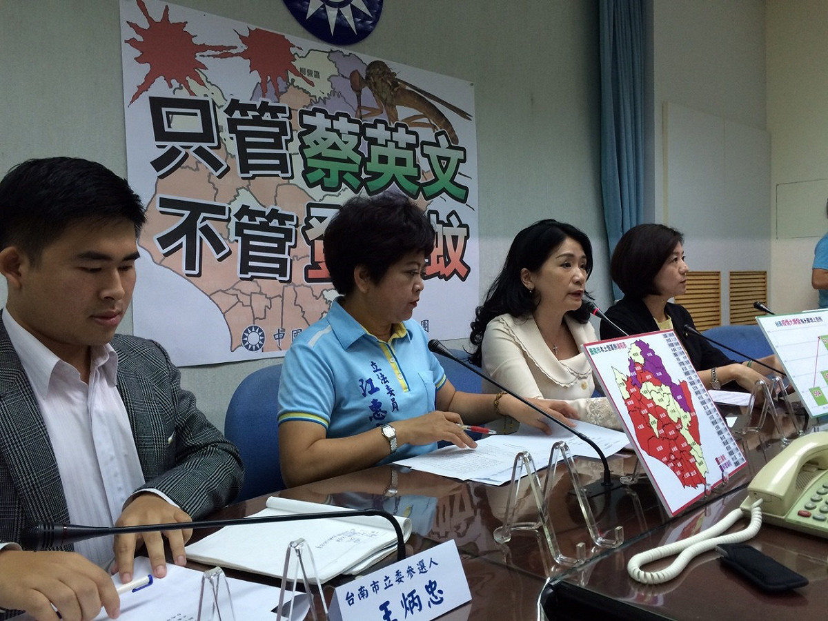 國民黨立委江惠貞(左2)一度輕拉王炳忠袖子，提醒他發言不要超時。圖：符芳碩/攝