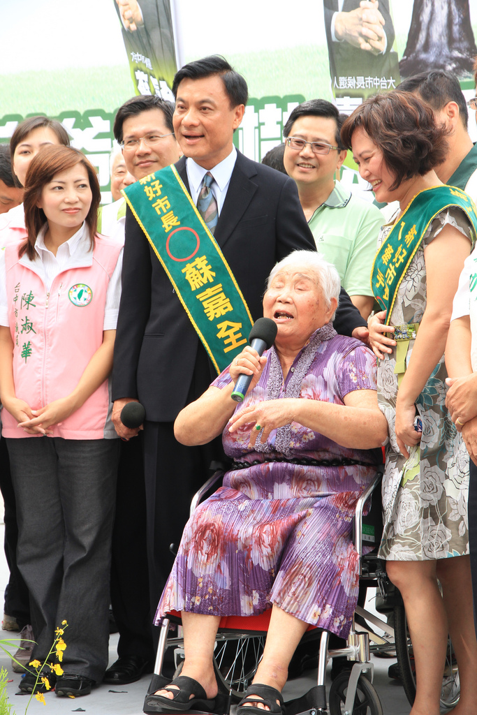 蘇嘉全高齡86歲、兩眼雙盲的岳母洪木蒞，在場感謝大台中鄉親這段期間以來對蘇嘉全的照顧，希望大家能一同支持蘇嘉全，讓他順利當選。圖片來源：蘇嘉全競選總部
