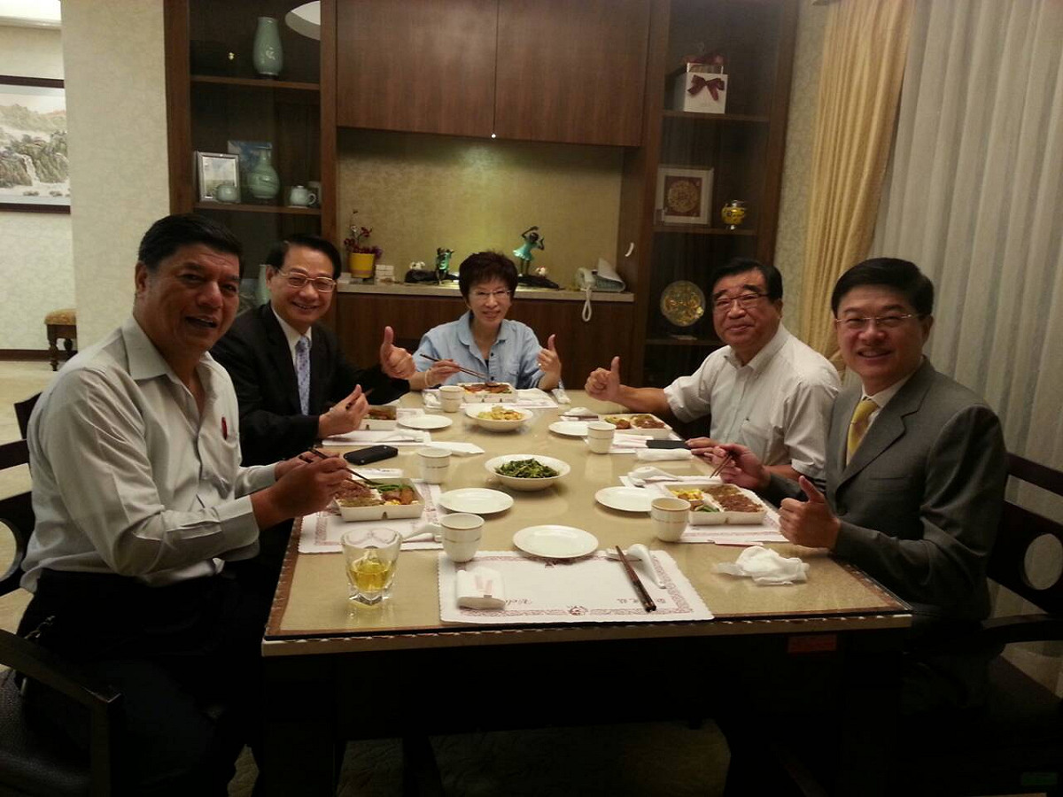 洪秀柱9日晚間邀請藍委餐敘，張慶忠透露，大家吃的是滷肉飯，「我們都把便當吃光光」。圖：張慶忠提供