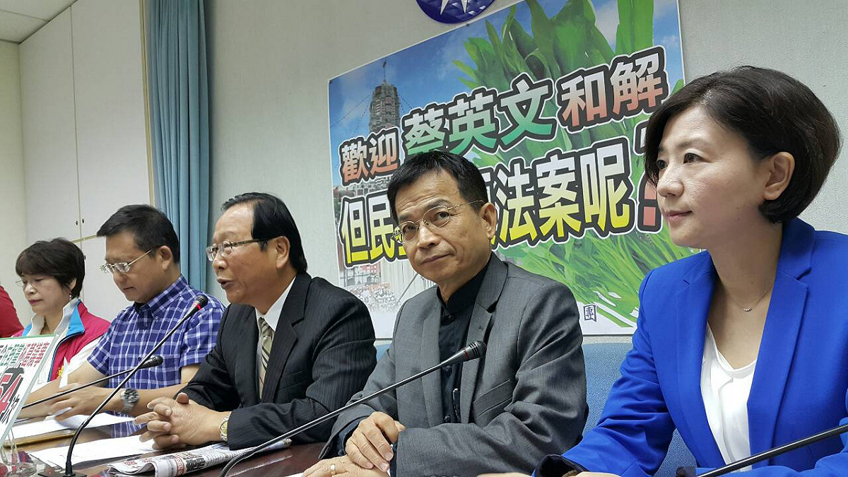 週刊報導，國民黨立委打算在立院新會期醞釀倒閣、藉此提早立委選舉，與積弱不振的總統大選脫鉤。對此，國民黨團書記長林德福9日說，這是媒體夢到的吧。圖：符芳碩/攝