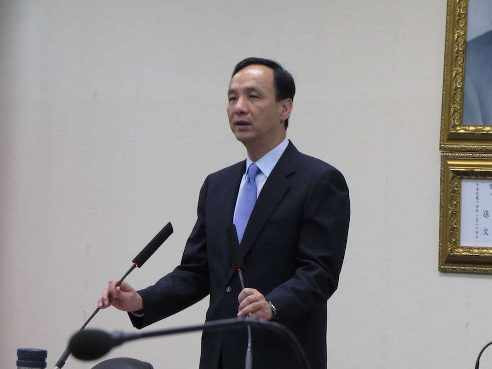 國民黨中常會12日邀請教育部長吳思華報告課綱微調爭議處理情形，黨主席朱立倫表示，吳處理課綱非常妥適，呼籲政黨與政治人物不要介入。圖：邱珮文/攝