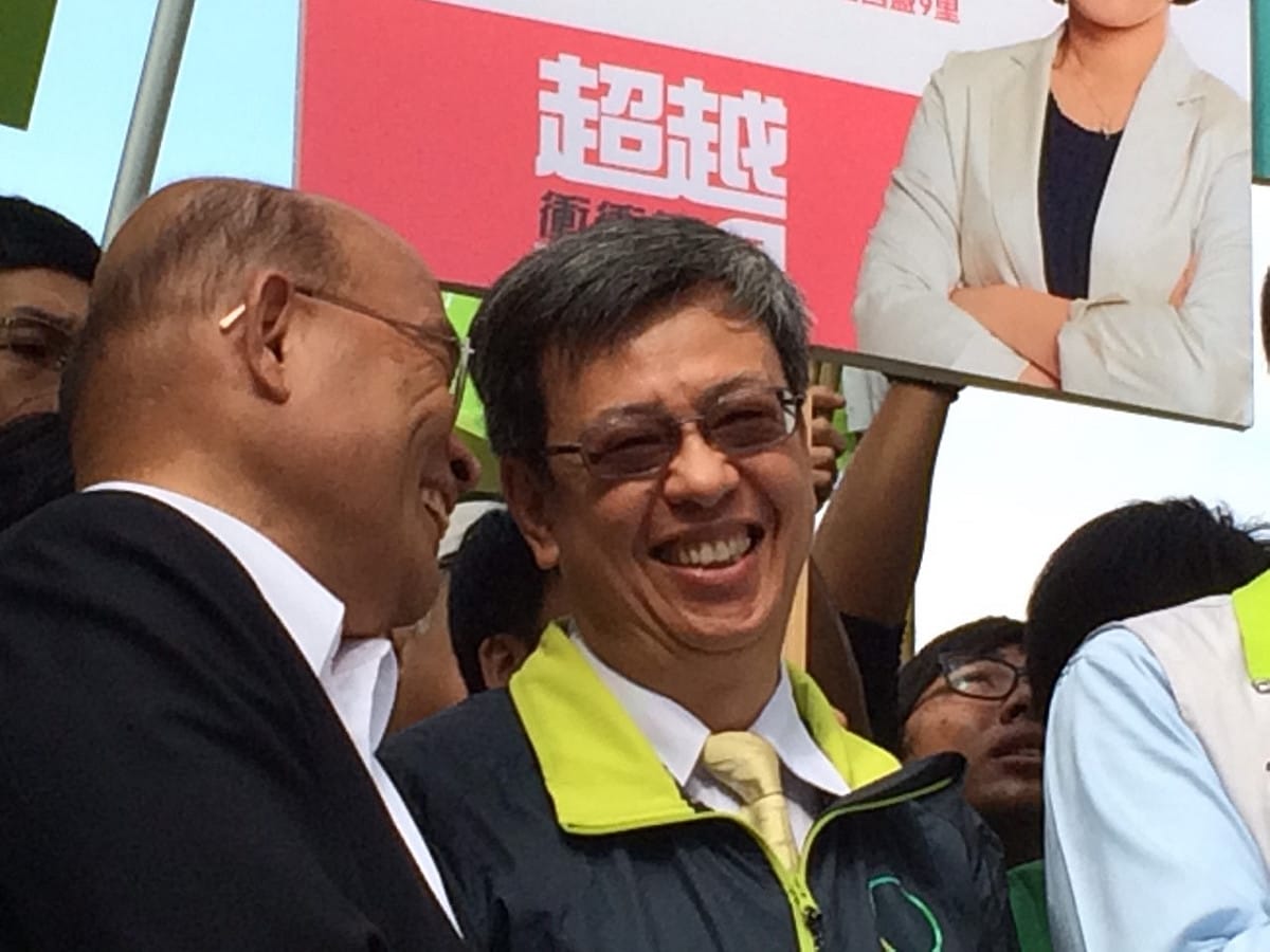 民進黨副總統參選人陳建仁23日陪同12位新北市立委參選人赴新北市選委會聯合登記。圖：楊淳卉/攝