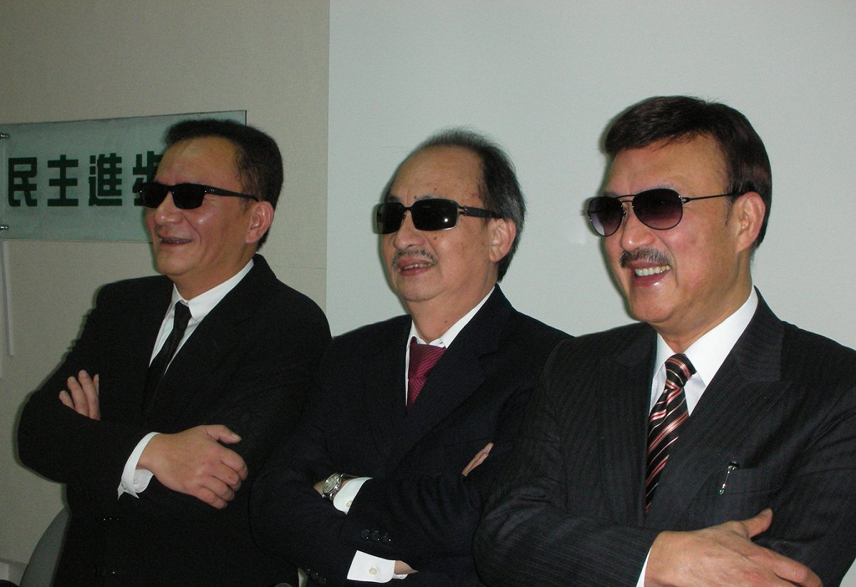 高志鵬（左）戰勝假想敵李乾龍，支持率也贏過周慧瑛，將代表民進黨選三重區立委。圖片：王鼎鈞/攝