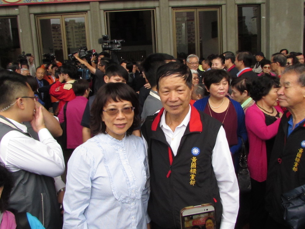 國民黨副總統參選人王如玄（前排左）24日受訪時強調，她住的宿舍每月需繳管理費、水電費，還要自付的維修費用。圖：邱珮文/攝