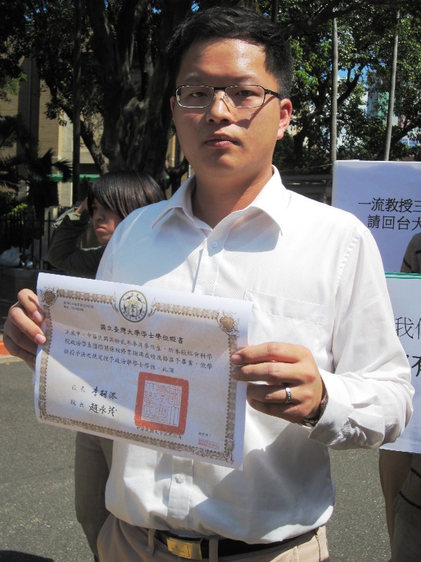 王威中拿出當年的畢業證書，證明自己「年份相符」，真的修過江宜樺的課。圖3之2：王立柔/攝