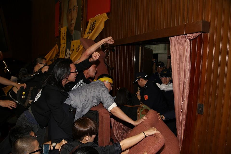 部分警力突破面對主席台左手邊的門口路障，僵持10分鐘後，警察總算退出。圖2之1：林雨佑/攝