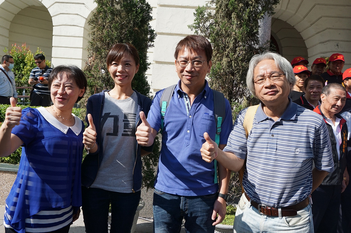 時代力量立委參選人洪慈庸23日在台中市長夫人廖婉如、時代力量不分區立委參選人徐永明，以及時代力量主席團成員馮光遠的陪同下，登記參選。圖：時代力量提供