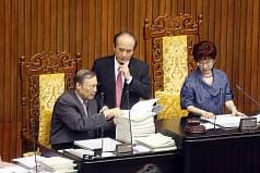 立法院31日為這個會期最後一次院會，院長王金平（中）與副院長洪秀柱（右）等人及議事人員挑燈夜戰。圖片來源：中央社。
審法案。