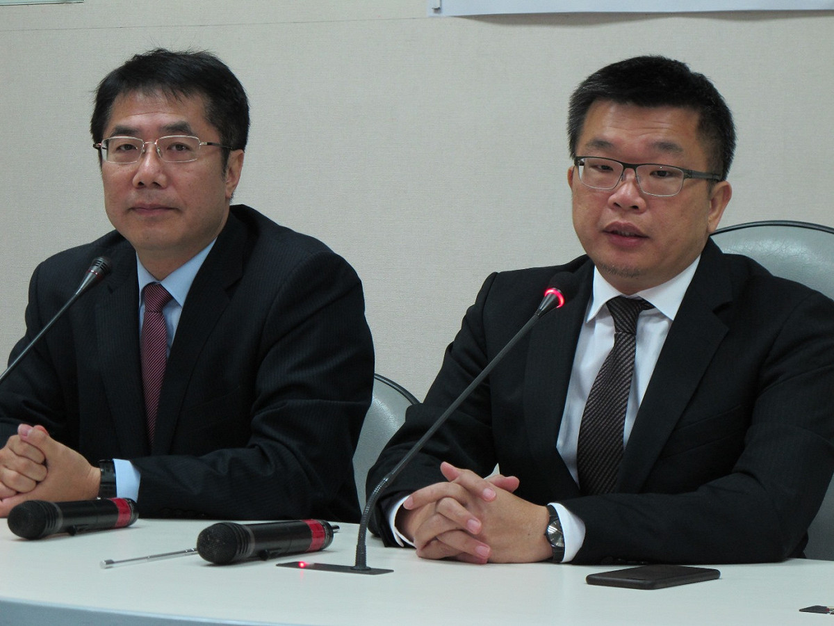 民進黨團13日記者會質疑國共會談，又要政府買單。圖：林朝億/攝
