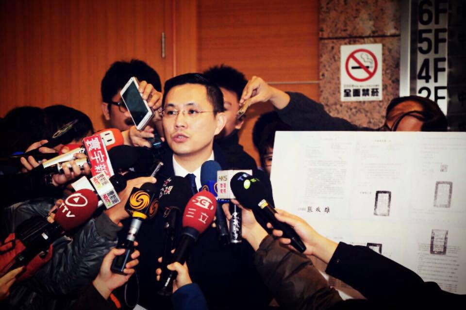 針對前總統李登輝等人批評無九二共識一事，總統府發言人陳以信6日表示，當時形成九二共識的相關文件都還在，不能否認白紙黑字的歷史事實。圖∶翻攝自陳以信臉書