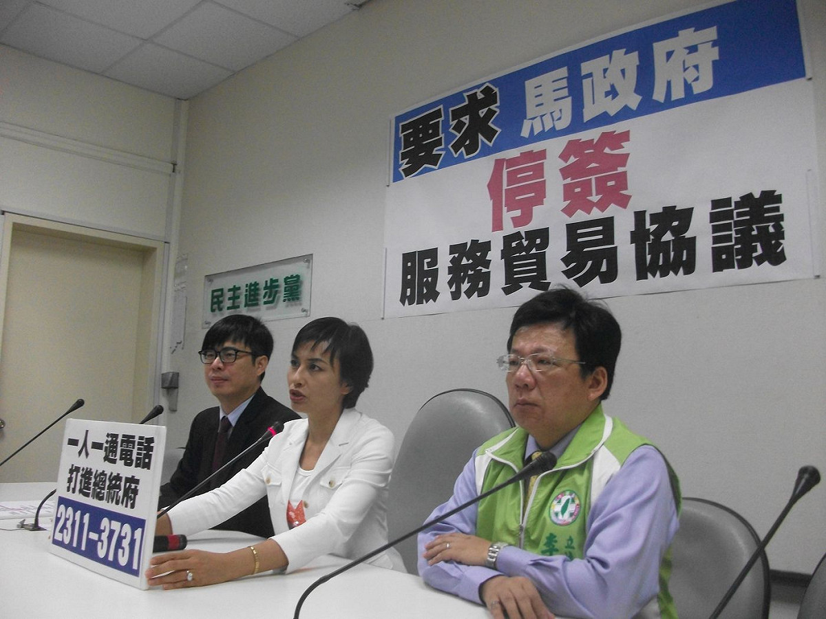兩岸今（21）日下午2點將在中國上海簽署服務貿易協議，對此，民進黨立院黨團上午臨時召開記者會，呼籲馬政府應懸崖勒馬。圖：涂鉅旻/攝