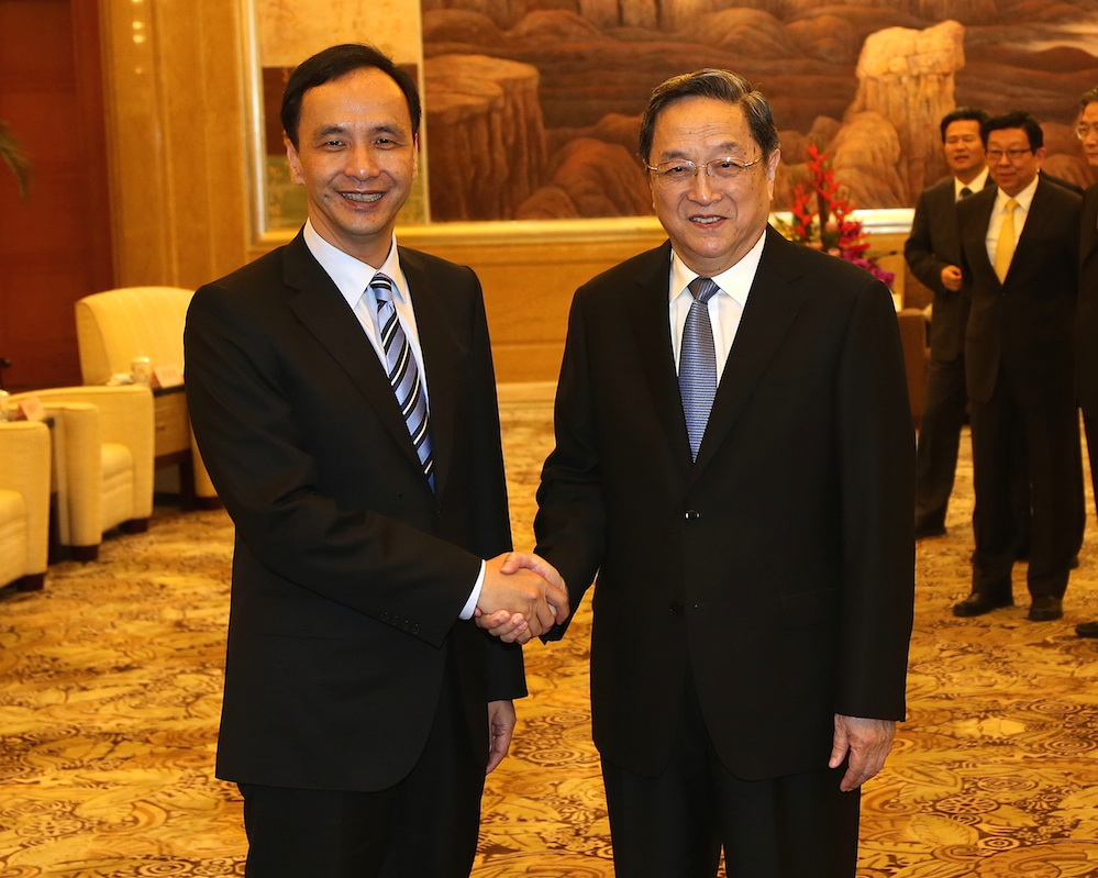 國民黨主席朱立倫2日晚間受邀至中共中央政治局常委、全國政協主席俞正聲的歡迎晚宴，宴前2人舉行約30分鐘會談。圖：國民黨提供