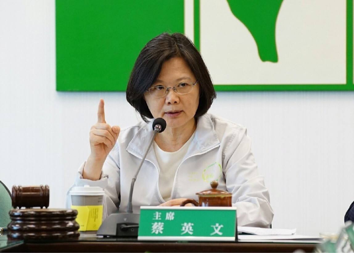 民進黨主席蔡英文17日穿著印有競選視覺設計的「戰袍」亮相，引起現場媒體注意。圖：翻攝蔡英文臉書