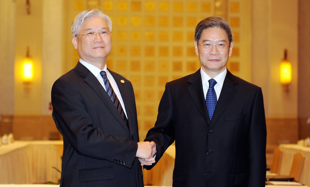 第4次兩岸事務首長會議「夏張二會」14日在廣州市東方賓館登場，陸委會主委夏立言（左）強調，如果雙方努力的成果難以為繼，將陷入「為山九仞，功虧一簣」的窘境。圖：陸委會提供