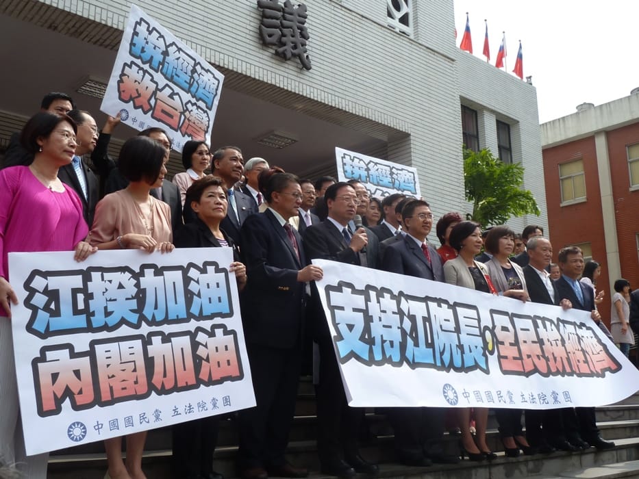 行政院長江宜樺(圖中)在倒閣失敗的結果出爐後，在議場前和國民黨立委們一一握手致謝，並合影呼口號。圖：謝莉慧/攝