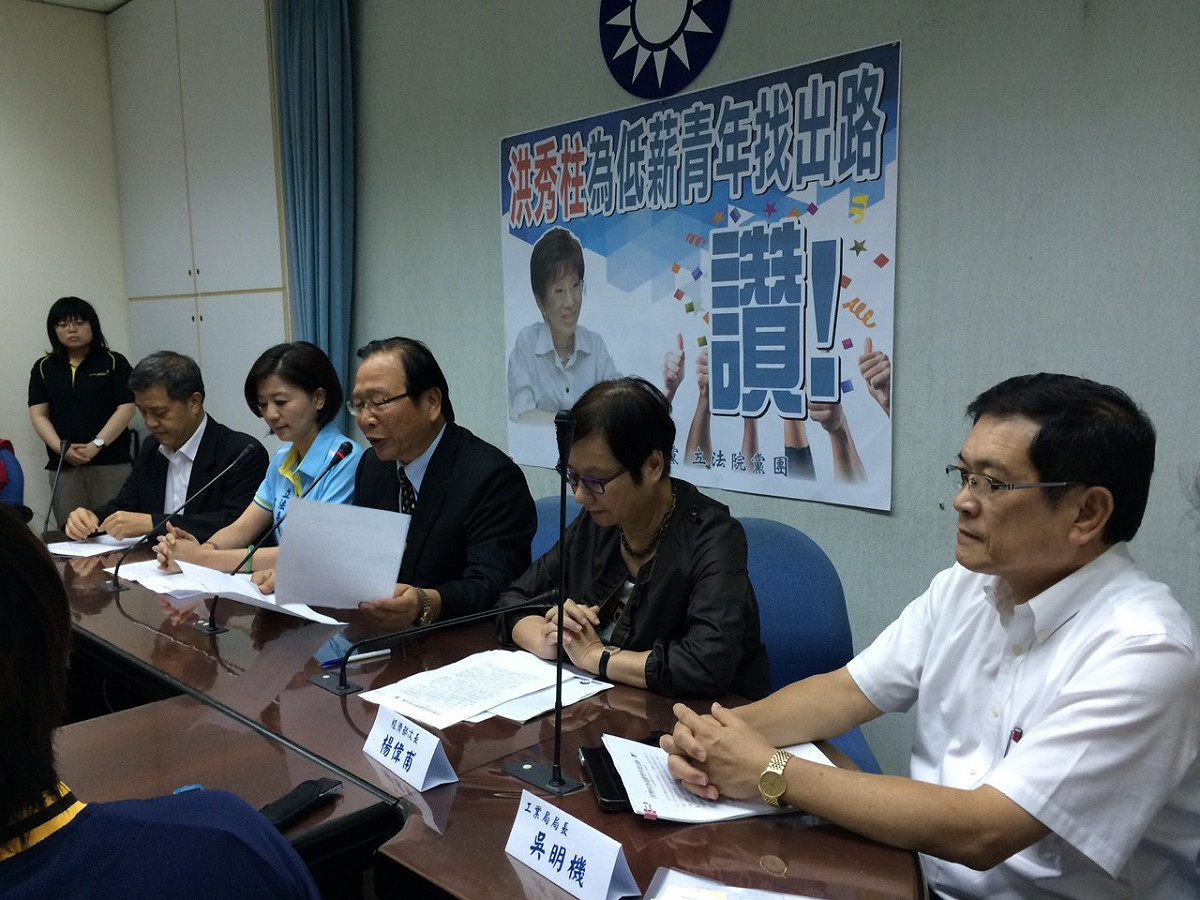 國民黨團28日下午召開記者會力挺洪秀柱所提的職能訓練政策，與會的勞動部長陳雄文說，希望能藉此讓失業率「腰斬一半」。圖：符芳碩/攝