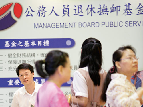 除了軍人退撫基金外，連公、教人員退撫基金、勞保等也將面臨破產。圖：中央社資料照片