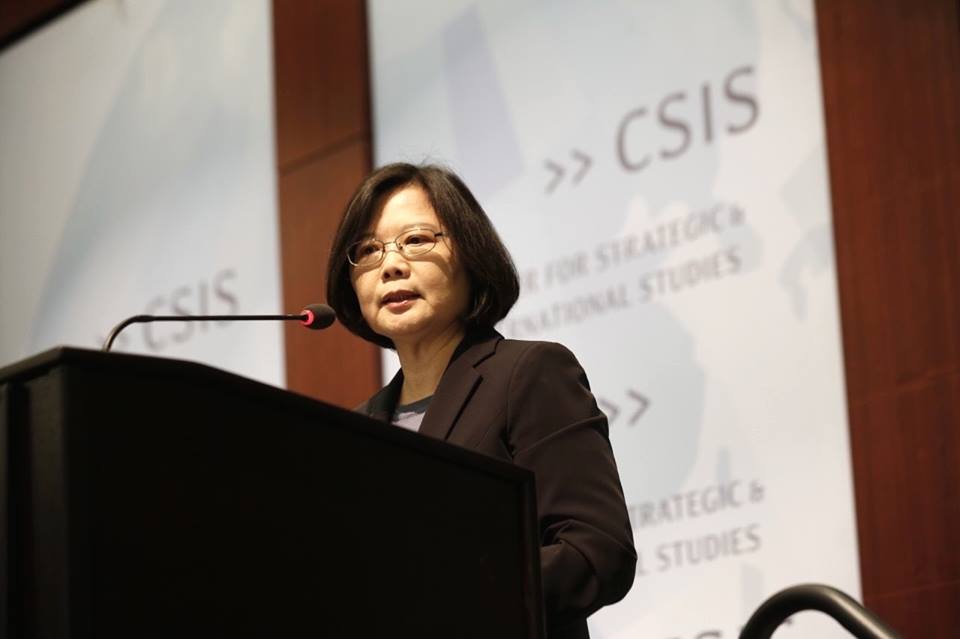 針對蔡英文於美國發表的演說，總統府4日批評，蔡說要維持憲狀，卻不敢提現狀就是在九二共識基礎下的「不統、不獨、不武」。圖：翻攝自蔡英文臉書