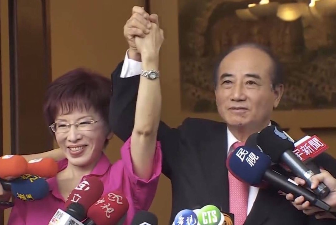立法院長王金平18日與國民黨總統參選人洪秀柱拉手高呼團結，隨後發出聲明稿，稱要對自己言行的不嚴謹向大家表示歉意。圖：符芳碩/攝