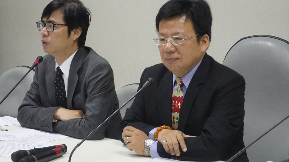 民進黨籍立委李俊俋、陳其邁今天聯合召開記者會主張廢除監察院。李俊俋表示，要廢除監察院要透過修憲，而原屬監察院的職權可以分別回歸立法院或另設置立法院轄下獨立機關。圖：沈妤宣/攝