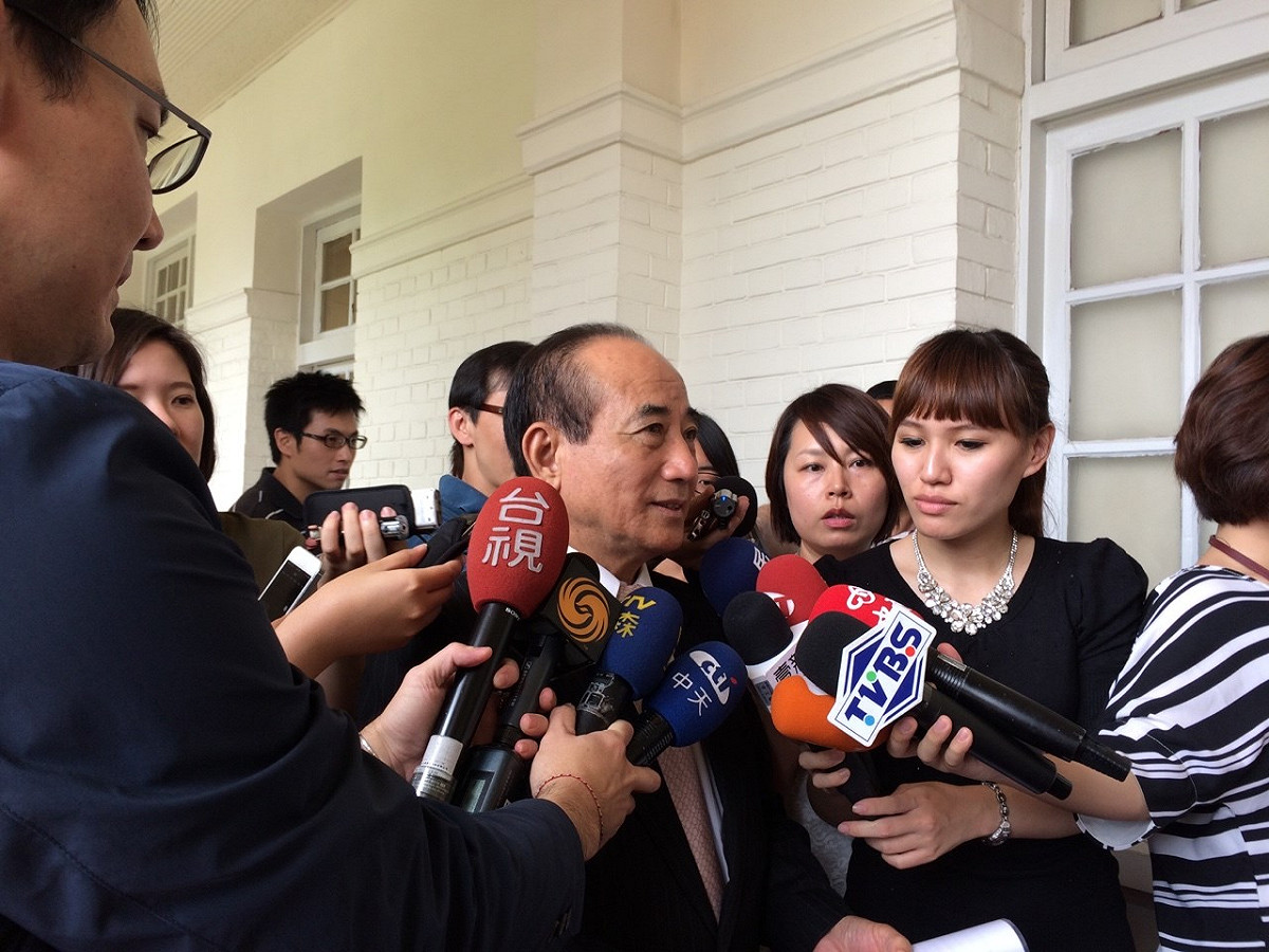 立法院長王金平14日仍對是否領表不透露任何口風，僅說「現在不談這個」、「謝謝大家關心」。圖：符芳碩/攝