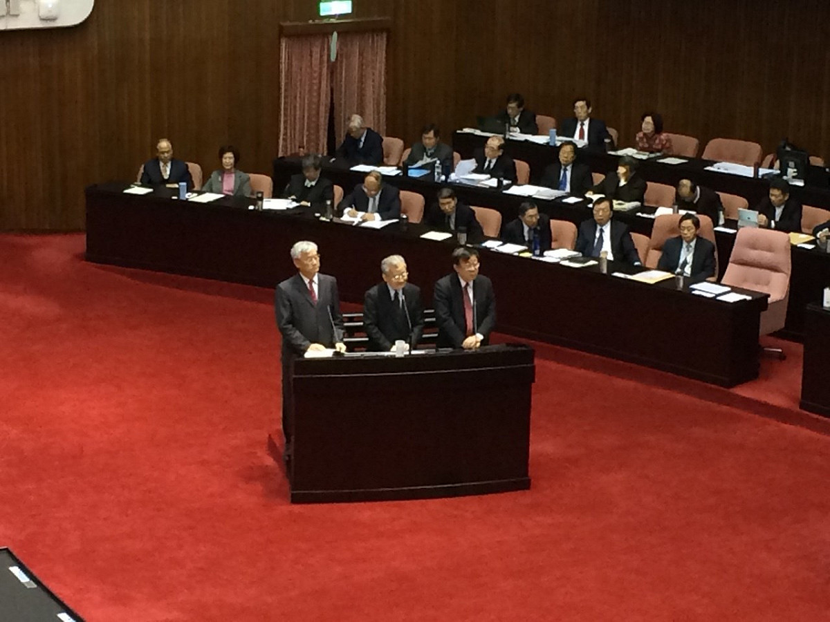 民進黨立委李俊俋今(13)天在院會總質詢提及農委會主委陳保基2次私下和中國官員會面，已經觸法。行政院長毛治國對此表示，依據兩岸人民關係條例處理。若有官員涉及私下談判，一定會嚴懲。圖：符芳碩/攝