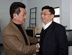 南投縣草屯鎮長補選，國民黨候選人簡景賢（左）敗選，國民黨13日調整南投縣黨部主委人事。圖為新任南投縣黨部主委顏世一（右）與簡景賢在交接典禮上握手。圖片來源：中央社