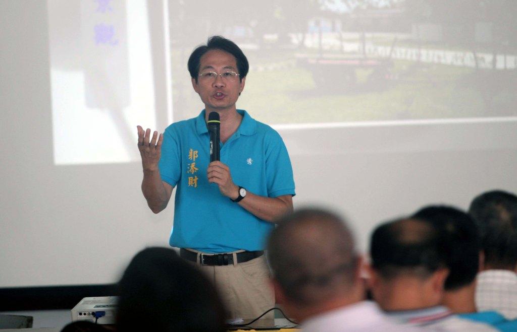 國民黨郭添財參加「台南縣農村營造協會」座談會，表示將成立「社造局」，爭取經費活化農村。圖片來源:陳衍有攝影