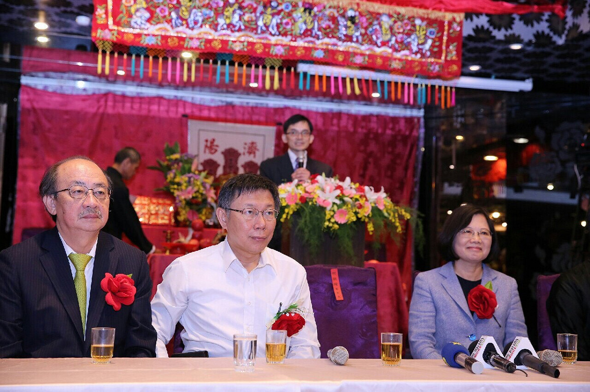 民進黨總統參選人蔡英文(右)11日出席「台北市柯蔡宗親會秋季祭典暨會員懇親大會」活動，台北市長柯文哲(中)隨後也到現場，2人並肩而坐。圖：台北市政府提供