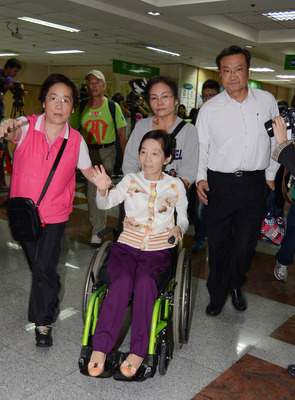 前總統夫人吳淑珍14 日前往署立桃園醫院探視陳水扁。圖片來源：中央社