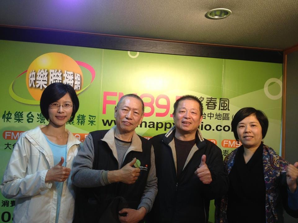 大地志工董事長楊緒東(左二)接受望春風電台主持人陳彥斌訪問時，說明617天輪流送餐的新路歷程。圖：陳彥斌/提供