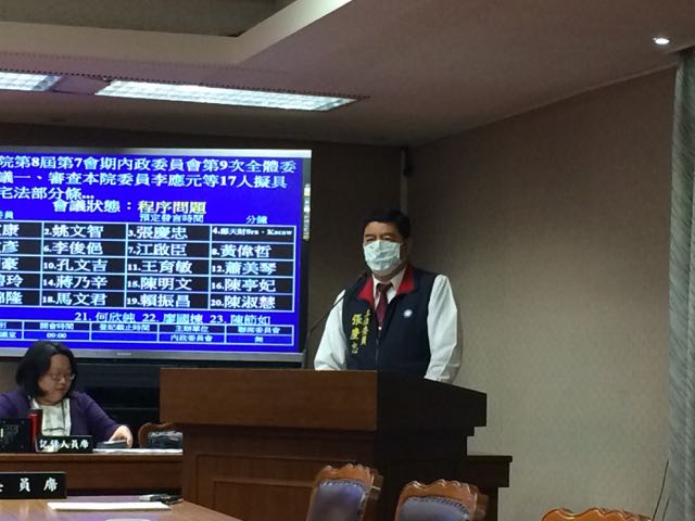 國民黨立委張慶忠今(9)天在內政委員會控訴，昨天被島國前進發起人黃國昌「恐嚇、叫囂」，讓他昨天去收驚，今天還要帶著口罩才敢講話。圖：符芳碩/攝