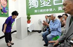 獨立總統擬參選人黃越綏（左）13日召開記者會，宣布退出2012總統選舉，前總統府資政彭明敏（右1）、獨立台灣會創始人史明（右2）等人都出席。圖片來源：中央社