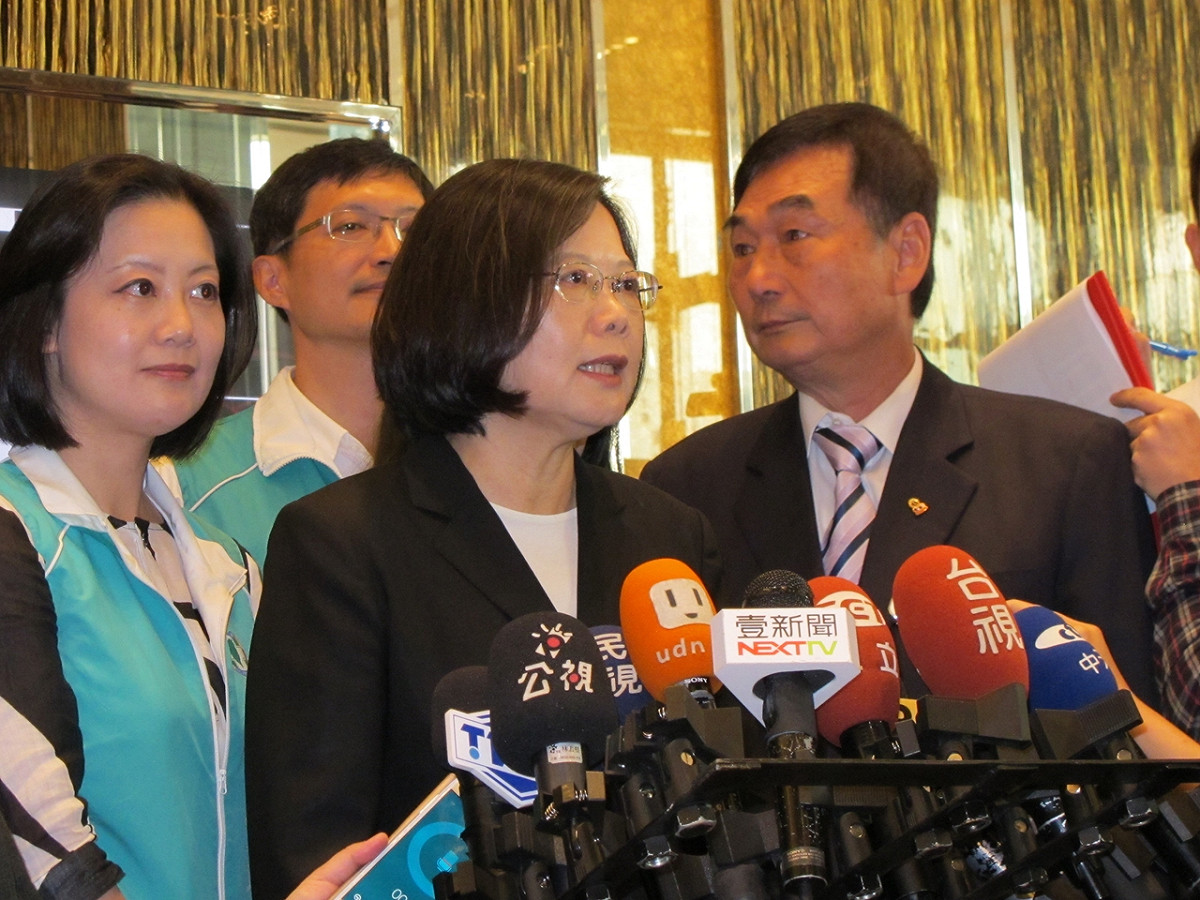 民進黨總統候選人蔡英文28日表示，人民憤怒政府處罰頂新的能力不足。圖；林朝億/攝