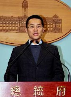 針對壹週刊報導「民進黨主席蔡英文遭調查局監控」一事，總統府今(29)晚緊急召開記者會，總統府發言人范姜泰基表示，馬英九總統已表示，如有違背的單位，一定嚴辦，且絕對撤換首長。圖片來源：中央社